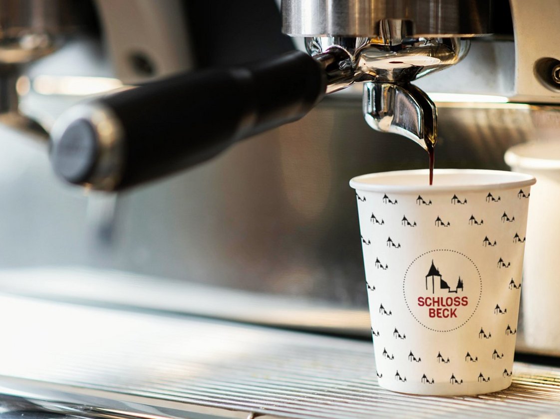 Kaffeebecher beschriftet mit Schloss Beck