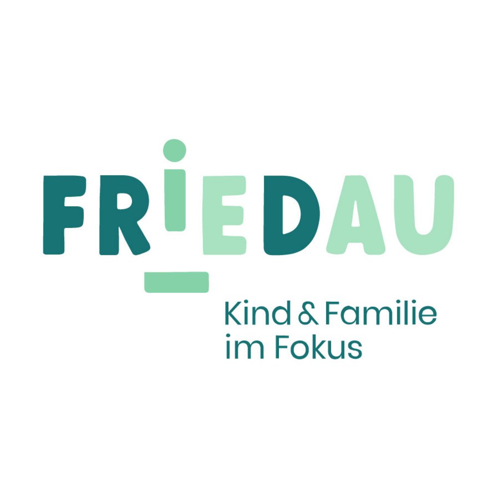 Logo der Stiftung Friedau mit Claim «Kind & Familie im Fokus» in Grün- und Türkistönen.