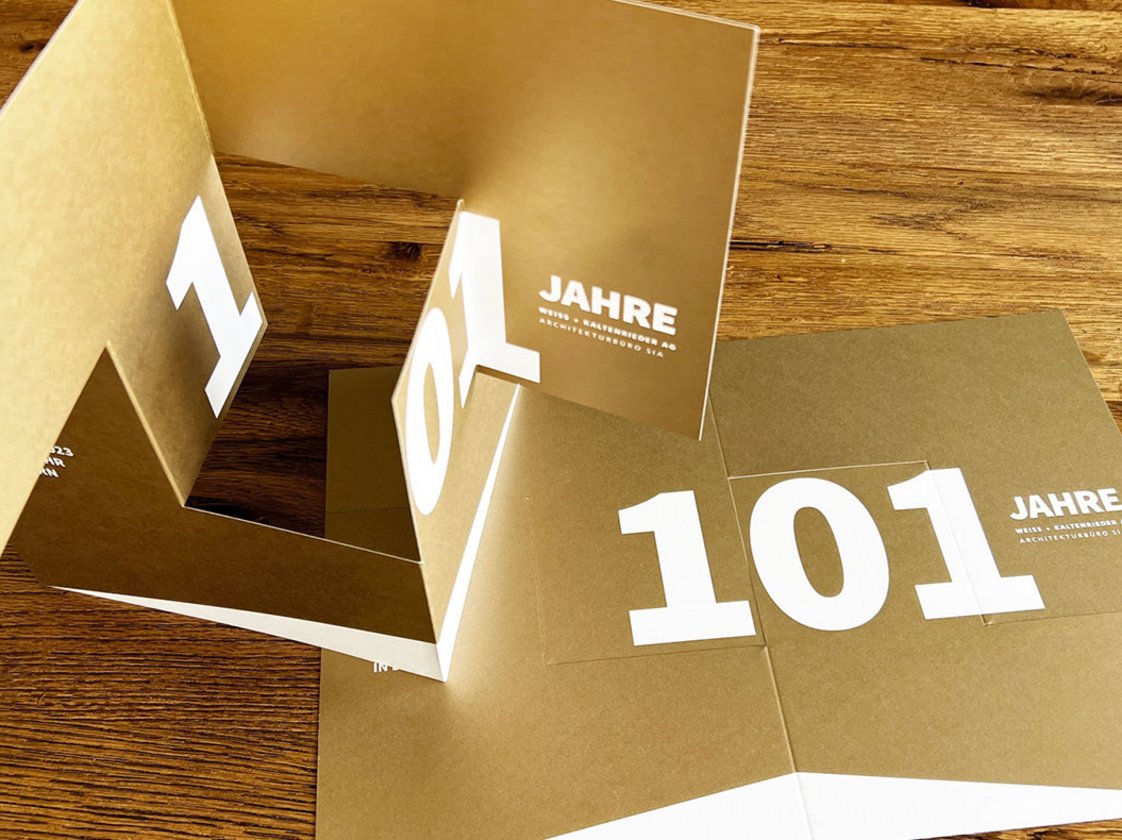 Faltbare Einladungskarte zum 101-Jahr-Jubiläum der Weiss + Kaltenrieder AG im goldenen Corporate Design