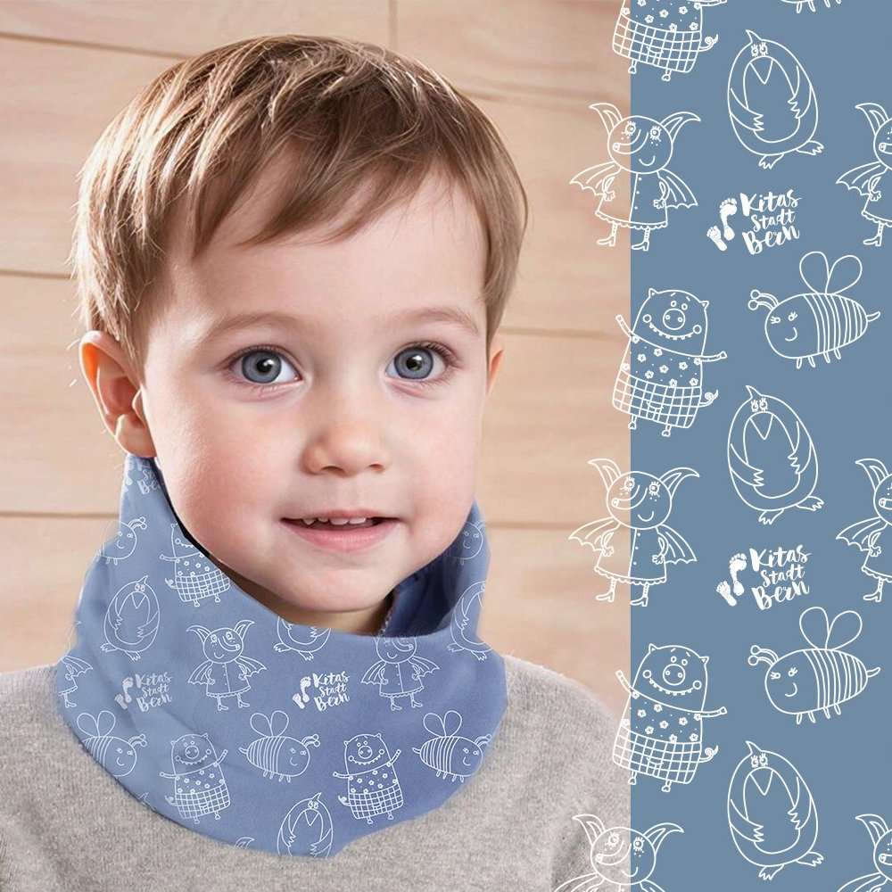 Kind mit Necktube im Musterdesign von Kitas Stadt Bern mit illustrierten Tierfiguren und Markenauftritt.