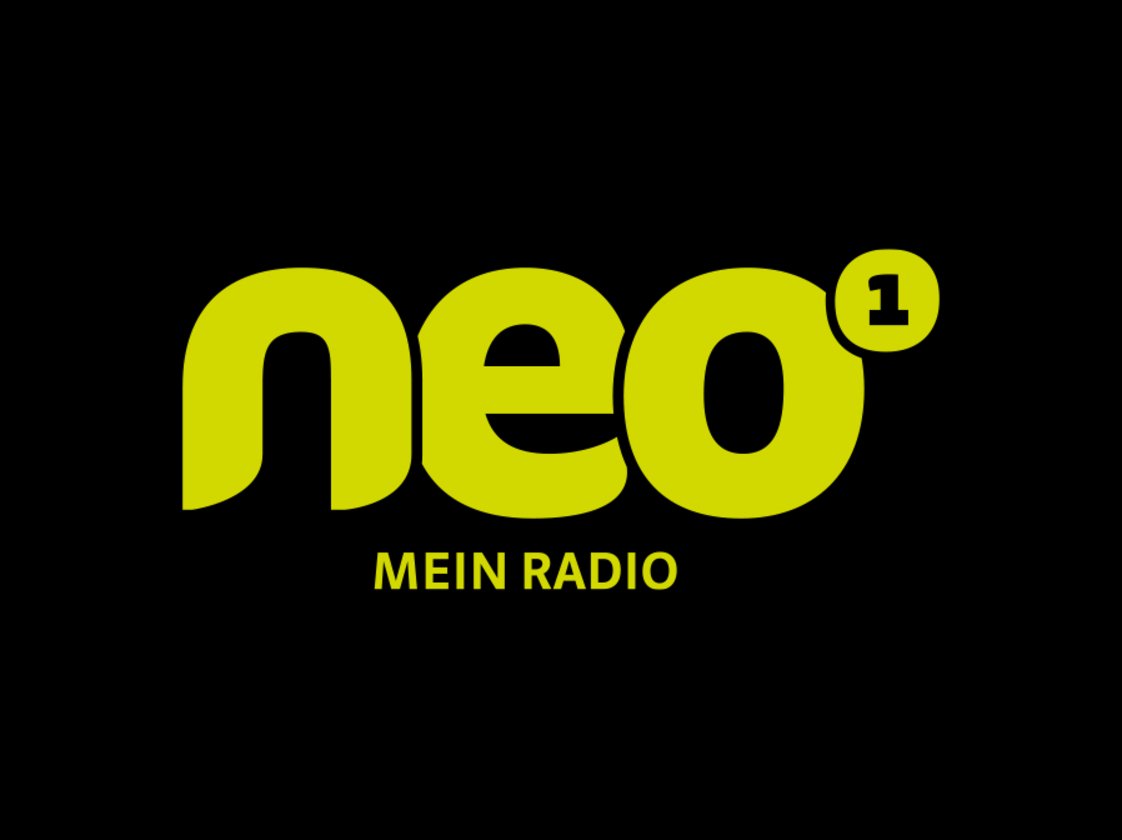 Logo von radio neo1 auf schwarzem Hintergrund mit leuchtend gelbgrünem Schriftzug und Zusatz «Mein Radio»