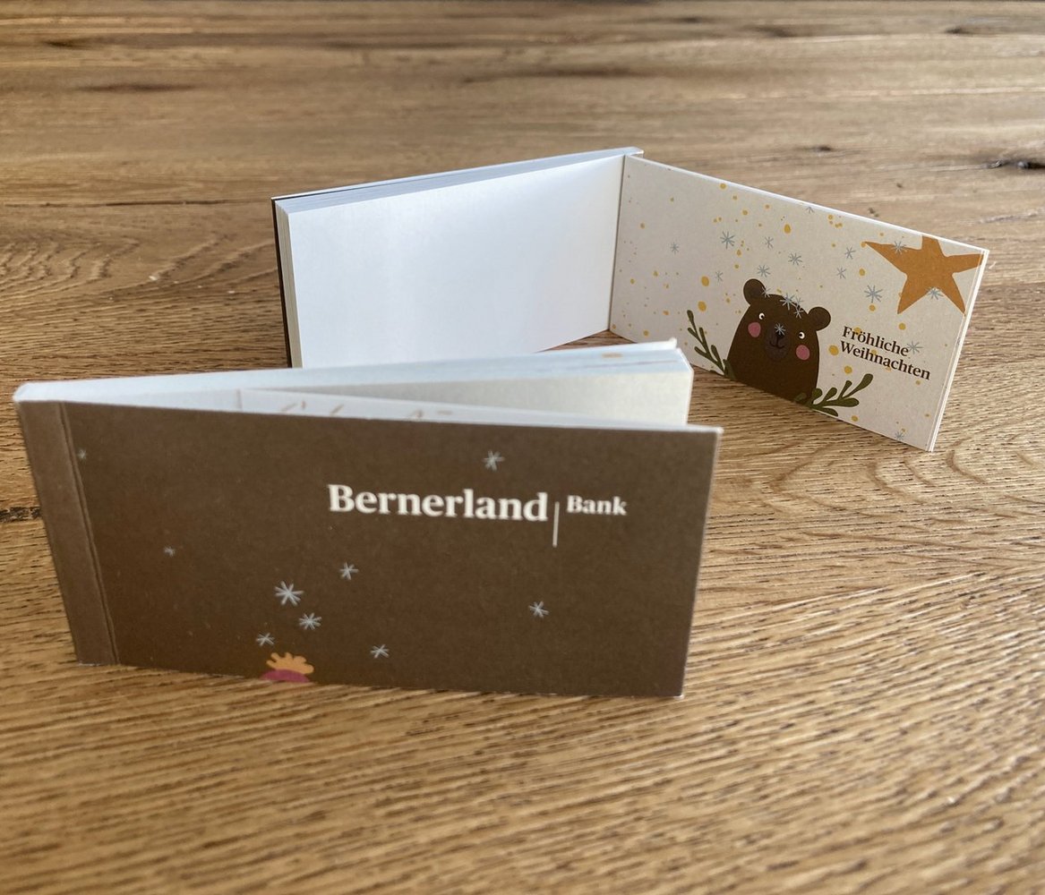Weihnachtliches Daumenkino für die Bernerland Bank mit hochwertigem Umschlag, liebevoller Illustration und festlicher Gestaltung – als kreatives Kundengeschenk mit emotionaler Markenbotschaft.