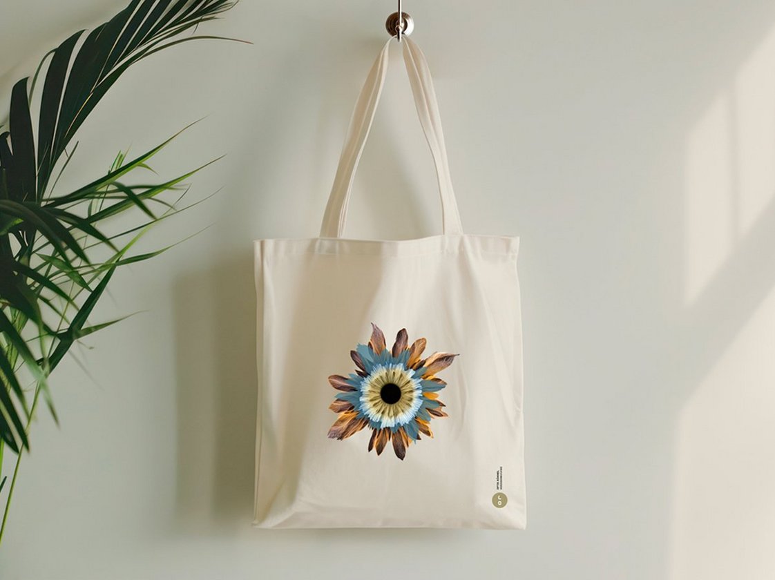 Grafikdesign für Optik Römmel | Jubiläum Tasche mit Iris-Blume | Himmelblau