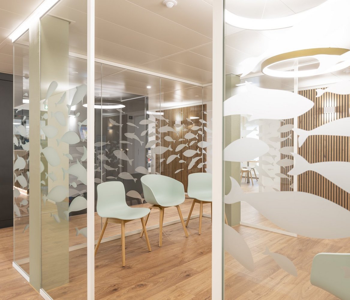 Beschriftung Glaswand von Warteraum für die Stadtbach Praxis in Burgdorf