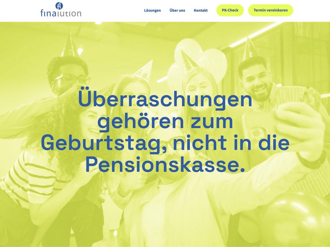 Startseite der Website der finalution gmbh, mit Hero-Video von jungen Erwachsenen, welche Geburtstag feiern und ein Selfie machen – symbolisch für Überraschungen, die nicht in der Pensionskasse auftreten sollten.