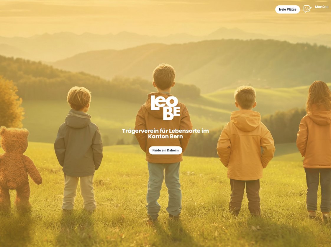 Startseite der Website von LeoBE (Trägerverein für Lebensorte im Kanton Bern) im FantasticWeb Pro Design, mit Hero-Bild von Kindern in einer Landschaft.