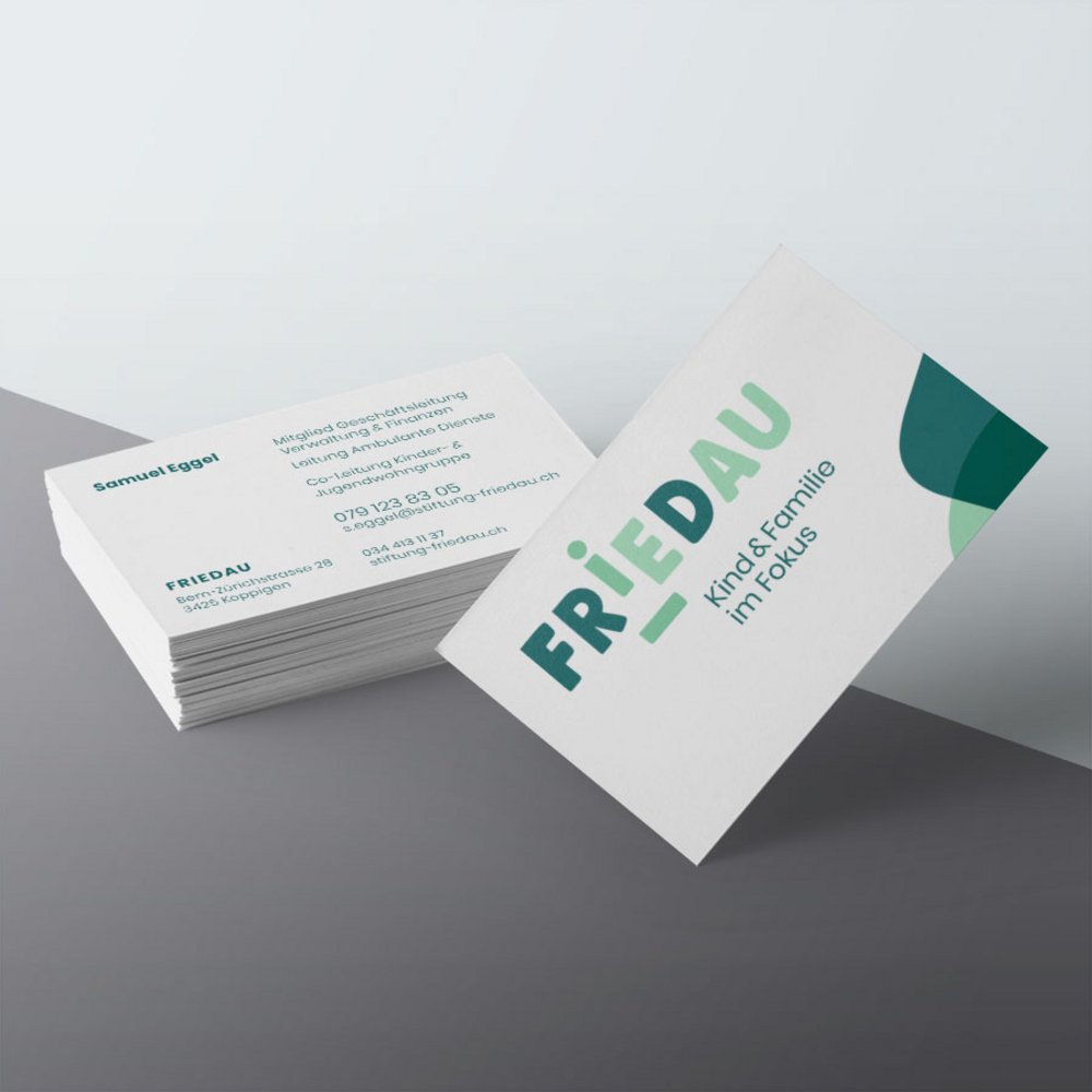 Visitenkarten der Stiftung Friedau mit Logo und Claim, Vorder- und Rückseite im neuen Corporate Design.