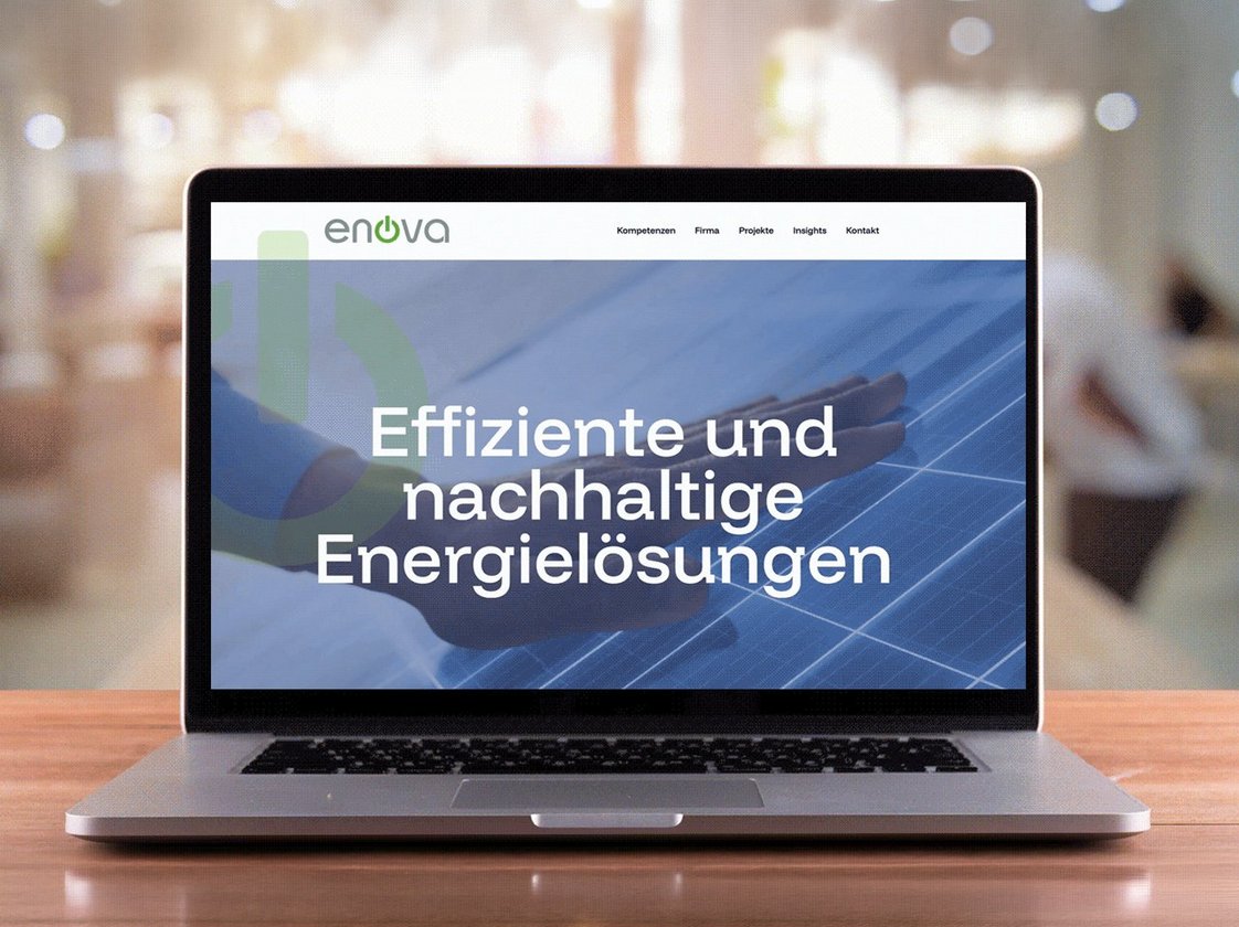 Laptop mit Startseite von enova: «Effiziente und nachhaltige Energielösungen», Webdesign-Referenz der Werbeagentur Himmelblau