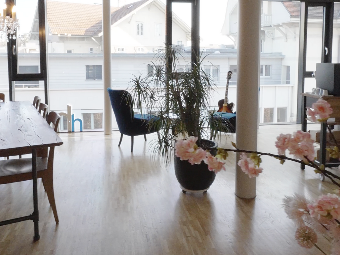 Raum zum mieten in der Werbeagentur Himmelblau in Langenthal. Blick Richtung Tisch und Fenster