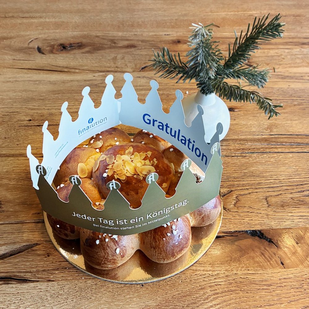 Dreikönigskuchen mit gebrandeter Papierkrone von finalution als originelles Kundenmailing mit Markenbotschaft