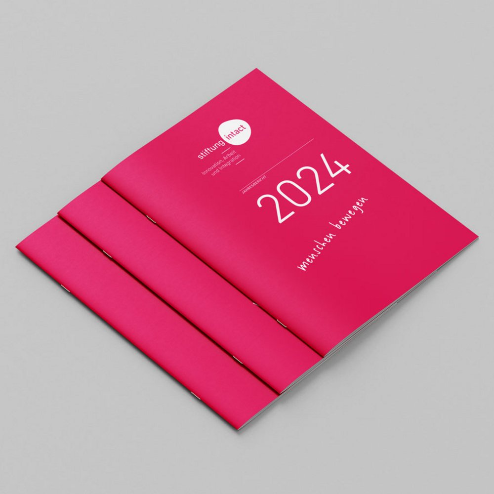 Titel des Jahresberichts 2024 der Stiftung intact im pinken Corporate Design
