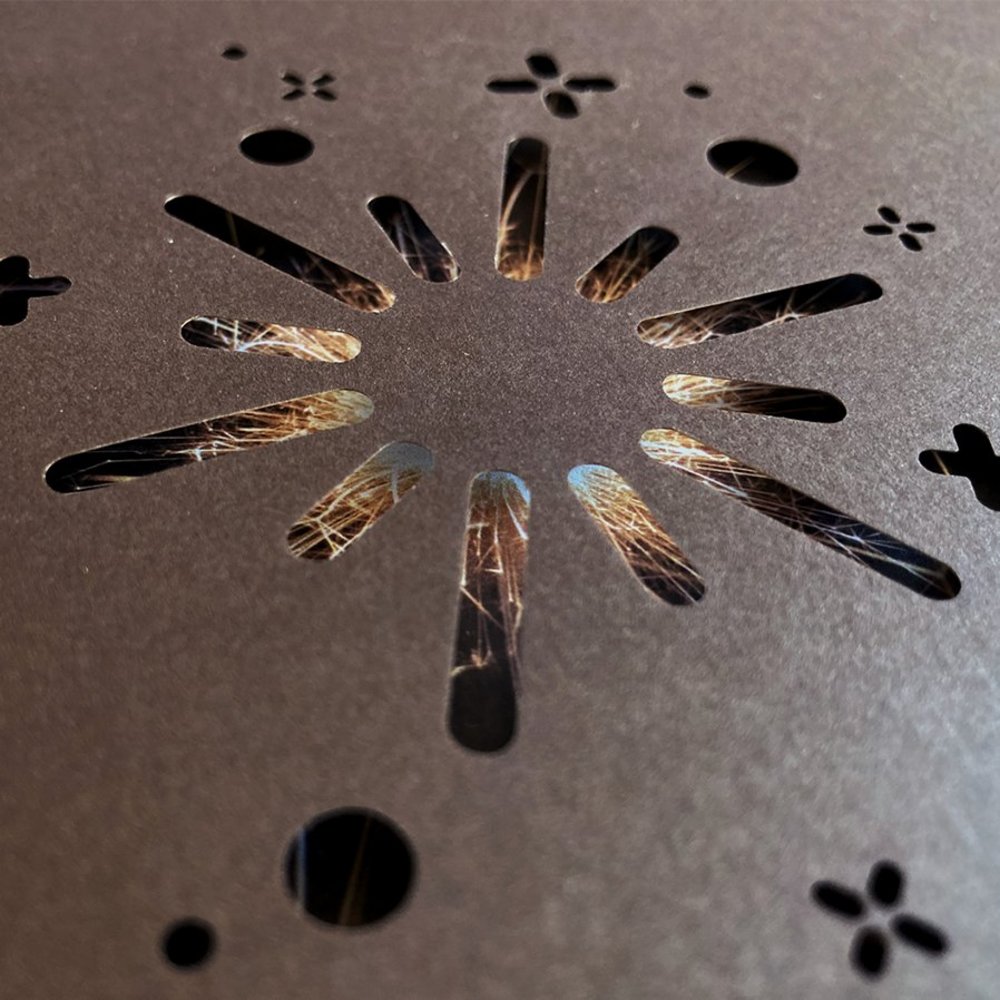 Detail von Stanzung von Geburtstagskarte für die Bernerland Bank mit filigraner Stanzung, harmonischer Farbgestaltung und stimmungsvoller Bildwelt – wertschätzende Kundenkommunikation im hochwertigen Printdesign.