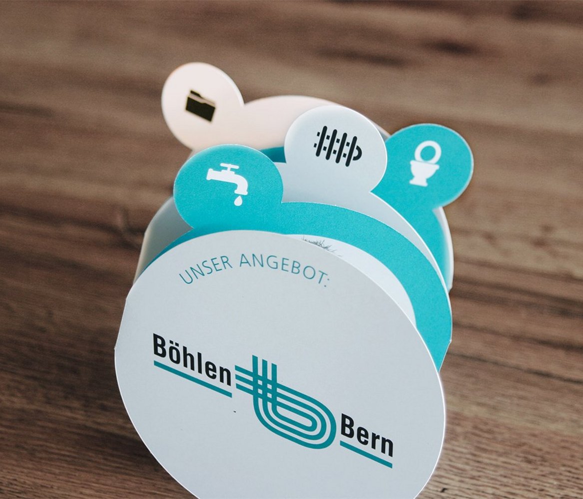 Broschüre Angebotsfächer Böhlen Bern mit Icons für Sanitär, Heizung und Dienstleistungen im Grafikdesign von Himmelblau