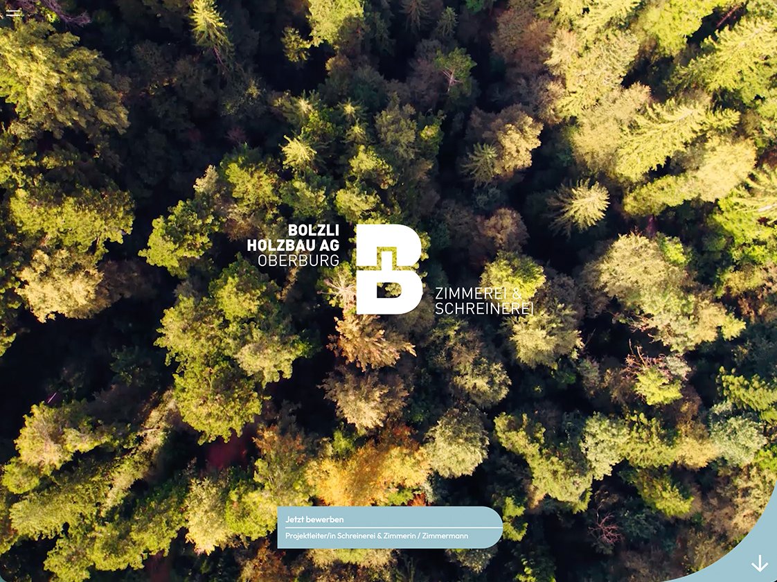 Luftaufnahme eines Waldes mit eingeblendetem Logo von Bolzli Holzbau AG Oberburg und Hinweis auf FantasticWeb Pro.