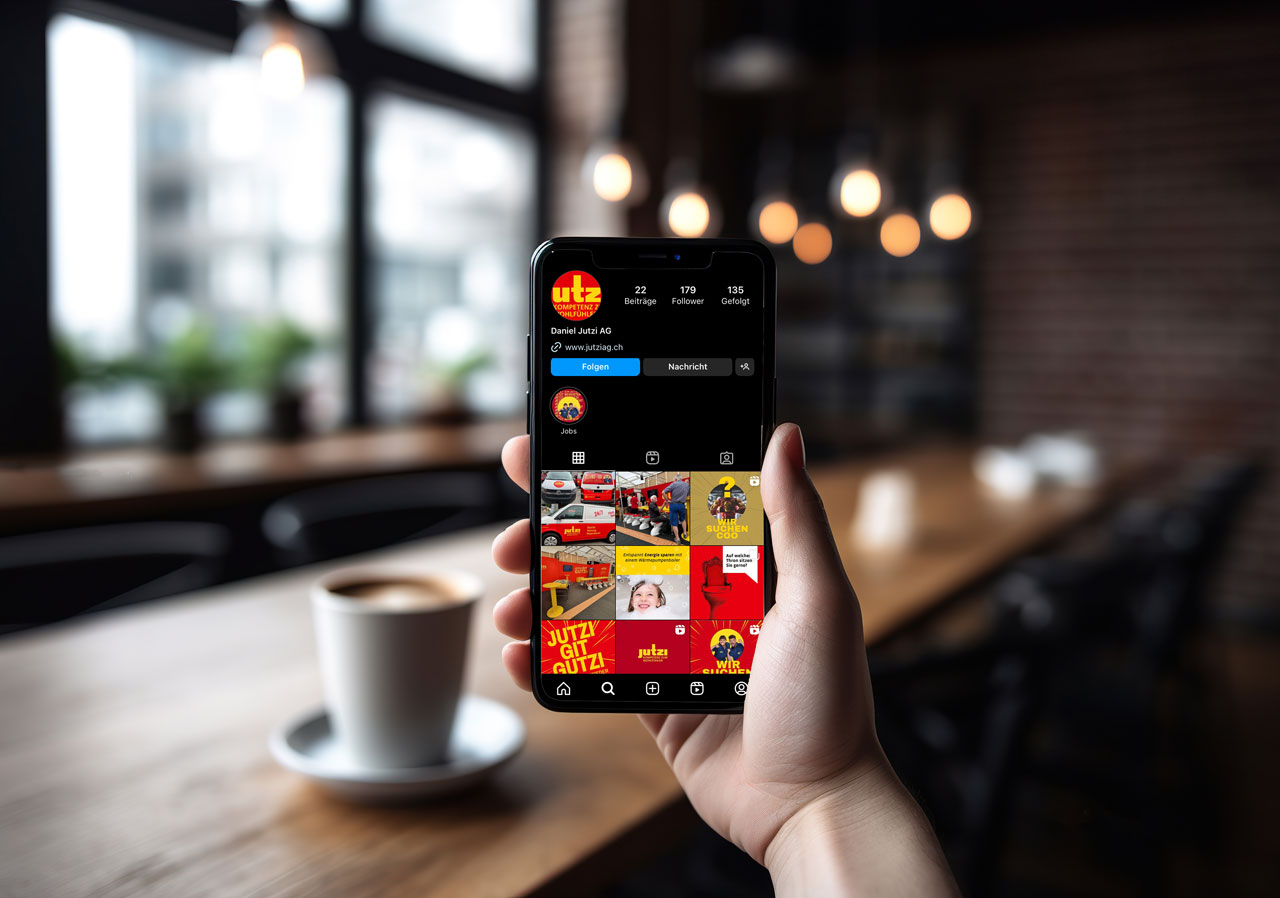 Smartphone mit Instagram-Profil der Daniel Jutzi AG und Beiträgen zur Employer-Branding-Kampagne «Jutzi git Gutzi».