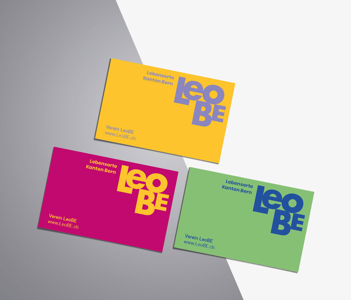Visitenkarten von LeoBE «Lebensorte Kanton Bern» in verschiedenen Farbvarianten im neuen Corporate Design.
