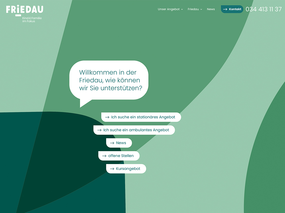 Startseite der Stiftung Friedau mit grünem Flächendesign, Dialogfeld, Navigation und Einstieg in die Angebote auf FantasticWeb Pro.
