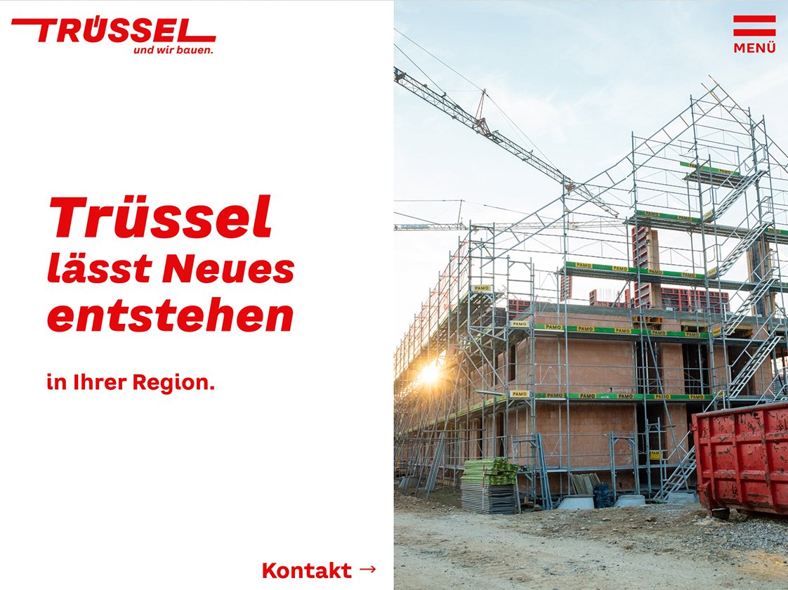 Startseite des Webauftritts der Trüssel AG Bauunternehmung: rote Typografie «Trüssel lässt Neues entstehen» neben Baustellenfoto mit Gerüst und Kran.