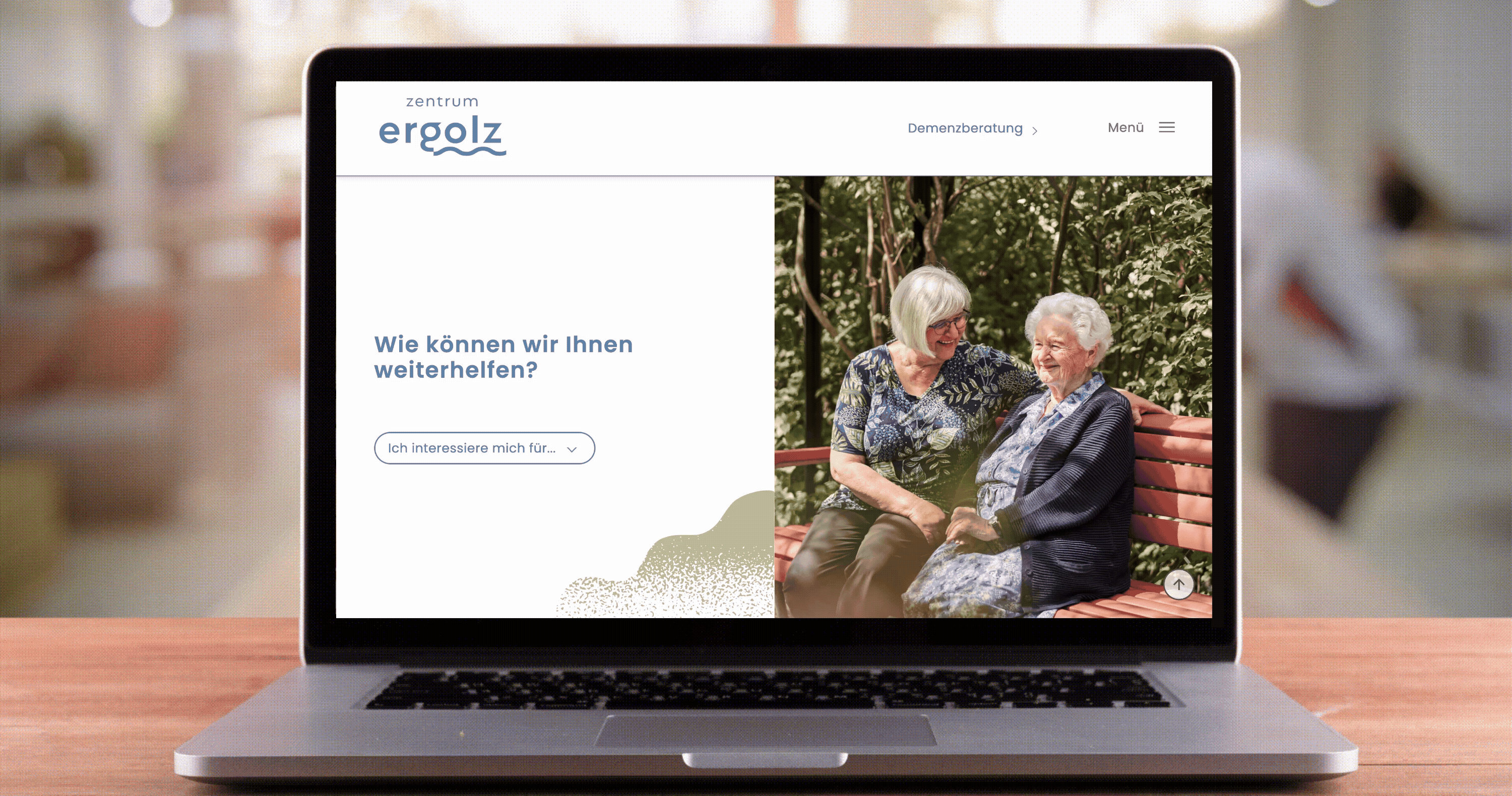 Website vom Zentrum Ergolz auf einem Laptop, mit klarer Navigation und Einstiegsfrage zur passenden Dienstleistung.