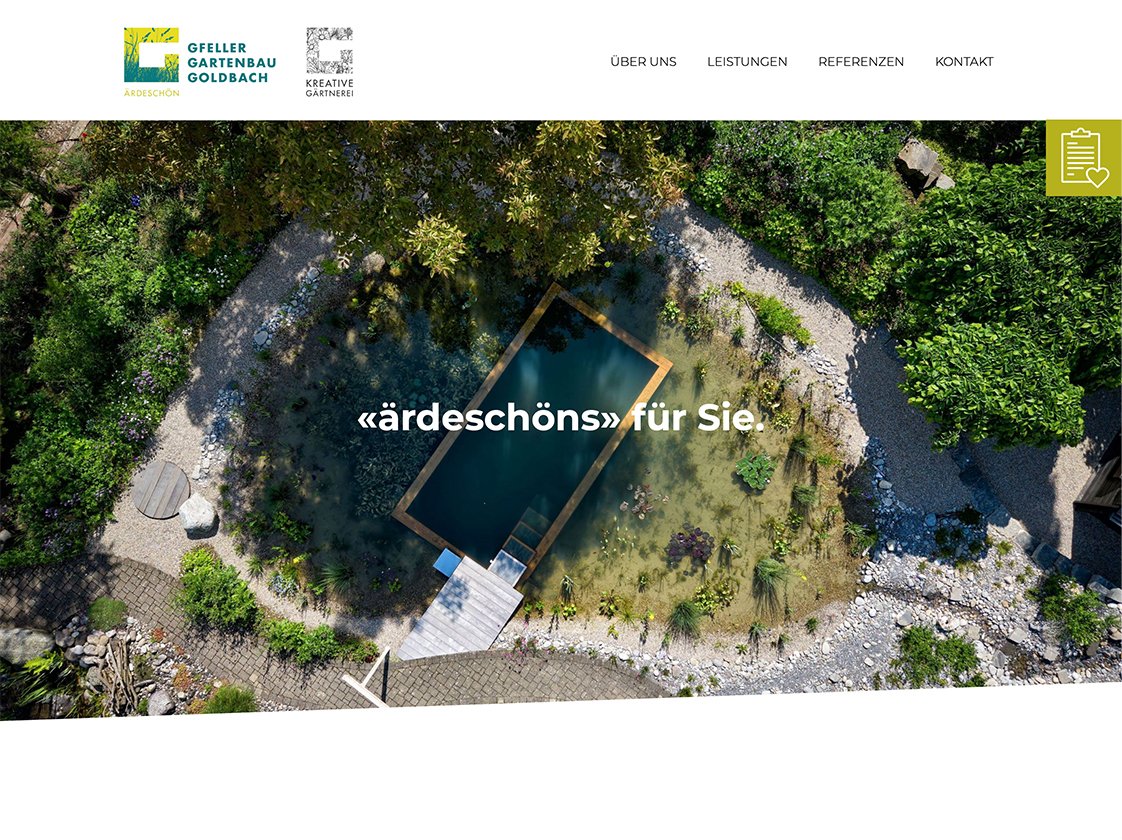 Luftaufnahme eines naturnah gestalteten Gartens mit Wasserbecken auf der Webseite von Gfeller Gartenbau